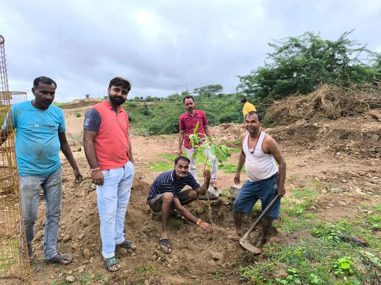 मुक्तिधाम को हरितधारा बनाने की पहल, समाजसेवियों एवं नागरिकों ने मुक्तिधाम में किया पौधरोपण