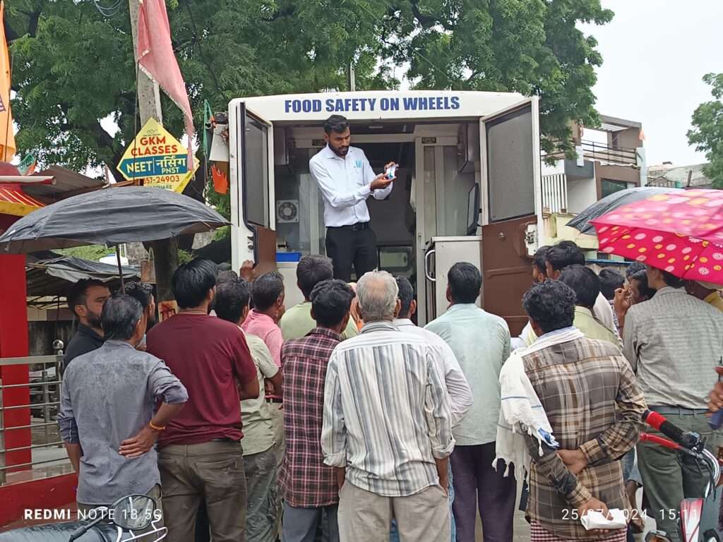 चलित खाद्य परीक्षण प्रयोगशाला ने लिए सैंपल Food sample badi khattali