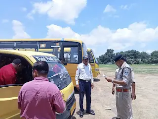 अलीराजपुर यातायात पुलिस स्कूल बस की चैकिंग की, नियमों के प्रति जागरूकता लाने कर रही जागरूक