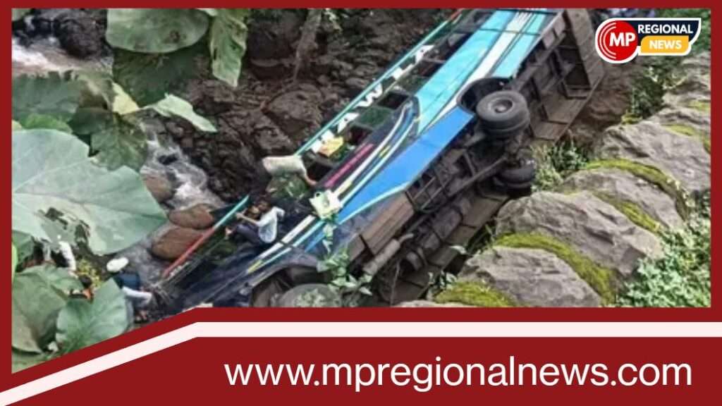 महाराष्ट्र के अमरावती में यात्री बस 70 फीट खाई में गिरी