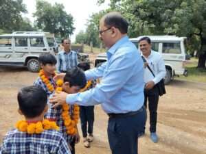 नानी बढोई स्कूल में कलेक्टर डॉ बेडेकर बच्चों के साथ 