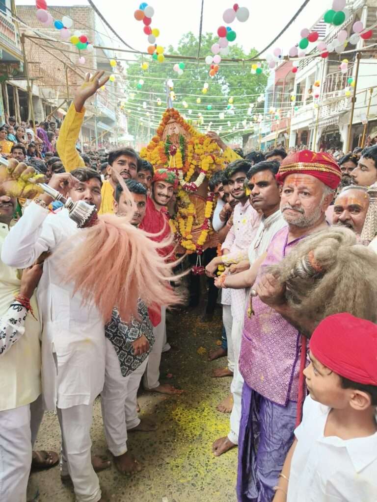 उत्थापन आरती के बाद भगवान श्री चारभुजा नाथ डोल पर सवार होकर नगर 