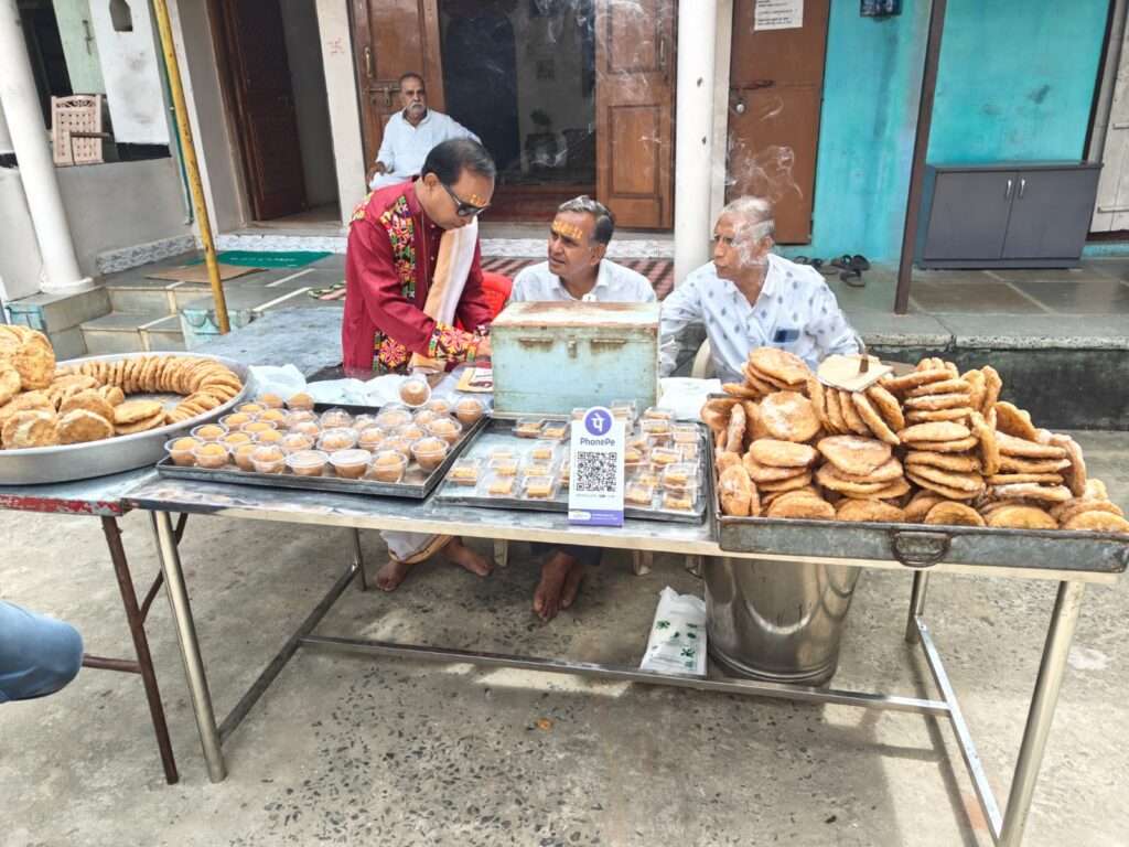 सांवलिया सेठ से आए हलवाइयों के द्वारा बनाया गया प्रसाद मठड़ी, लड्डू, सागर खूब बिका