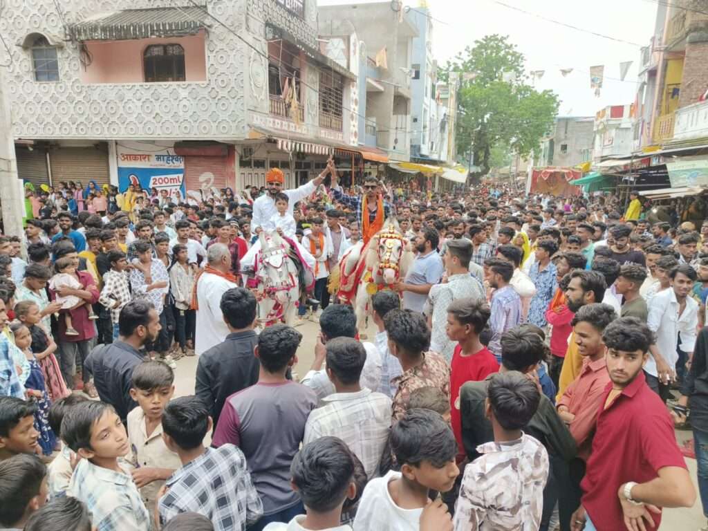 घोड़े पर सवार होकर निकले लाभार्थी