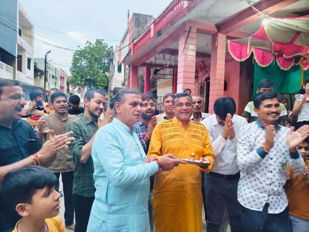 भगवान गणेश जी की आरती करते हुए भक्तजन बड़ी खट्टाली