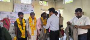 जोबट एसडीएम अर्थ जैन सफाई कर्मियों का माला पहनकर स्वागत करते हुए