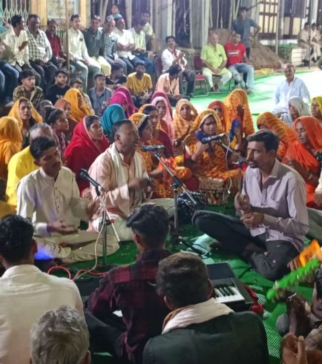 प.पु संत श्री नागर जी महाराज के आदिवासी समुदाय की भक्त मंडली द्वारा भजन संध्या की प्रस्तुति