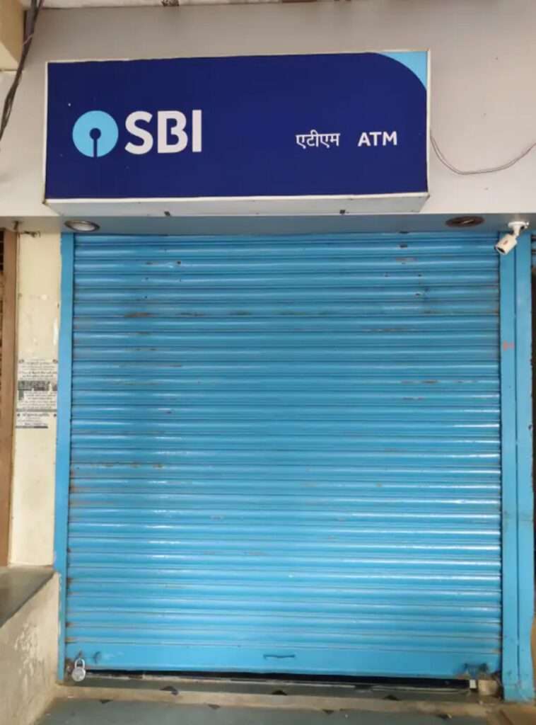 उपभोक्ता परेशान: एक माह से बंद पड़ा है नानपुर एसबीआई एटीएम, मजबूरन बैंक की लंबी लाइन में लगना पड़ रहा