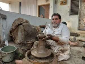 ग्रामीणों से पैसे के बदले लेते है अनाज - कुम्हार समाज के वरिष्ठ नारायण प्रजापति 