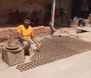 बड़ी खट्टाली मिट्टी के दीए बनाते हुए तरुण प्रजापति