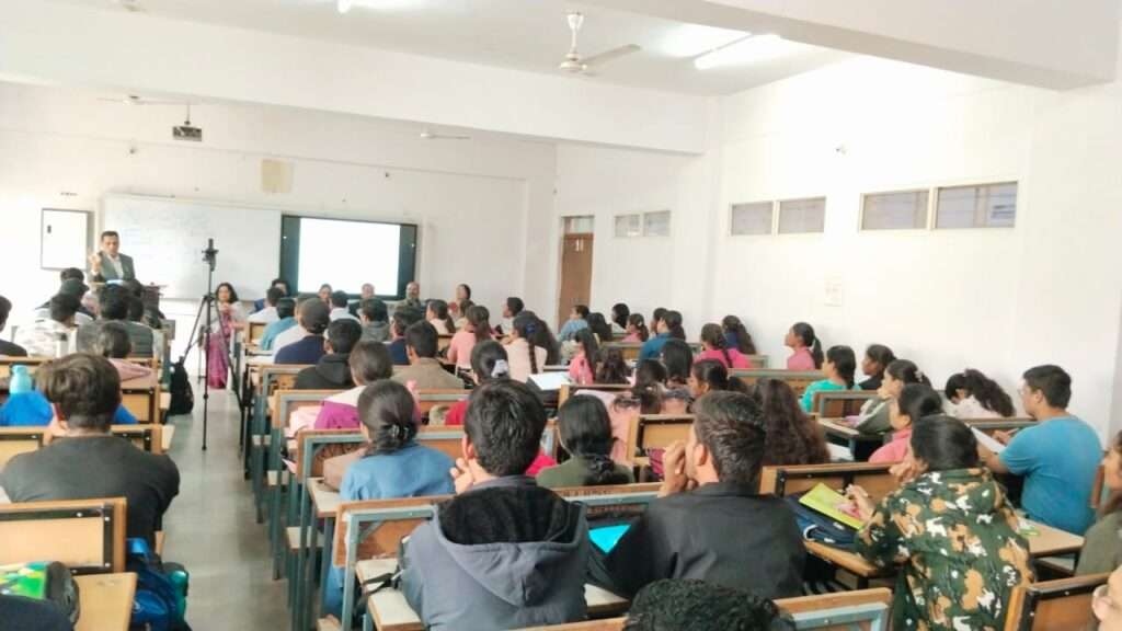 महाविद्यालय आपके साथ है, आपके सपनो को हम उड़ान देंगे - प्राचार्य ममता चंद्रशेखर