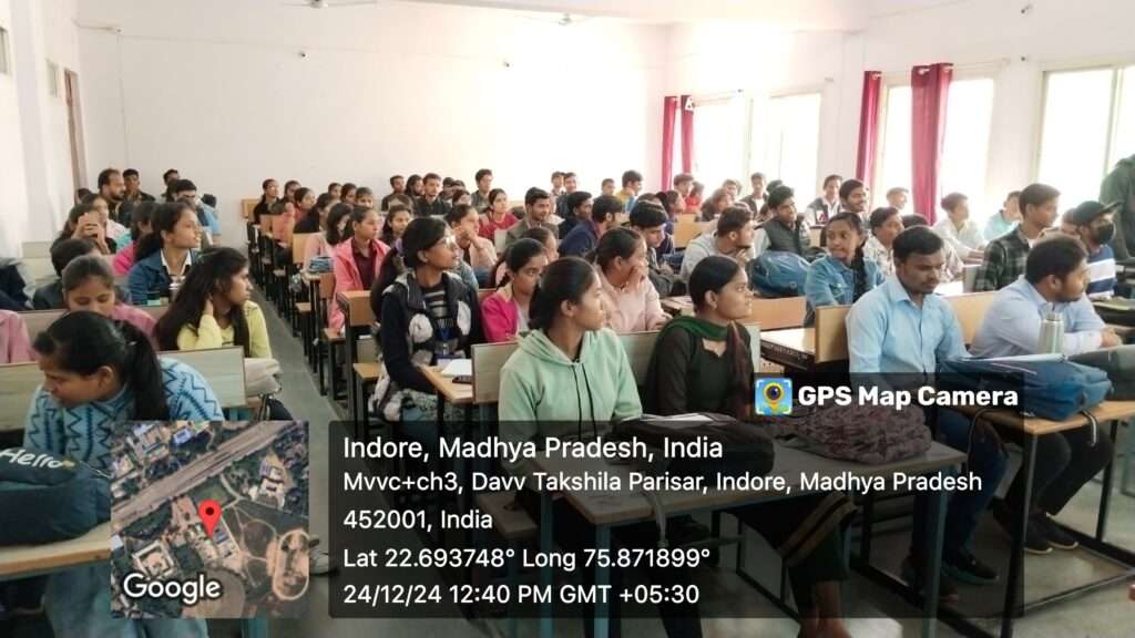 पीएम श्री अटल बिहारी वाजपई कॉलेज में प्रतियोगिता परीक्षा में तैयारी हेतु आयोजित व्याख्यान में उपस्थित विद्यार्थी