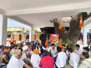 सुशासन दिवस: पूर्व प्रधानमंत्री अटल बिहारी वाजपेयी की 100वी जयंती मनाई, बस्ती में फल वितरण किए