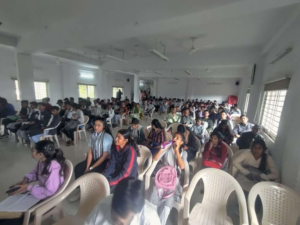 कलाम कक्ष में साइबर सिक्योरिटी कार्यक्रम में उपस्थित छात्र छात्राए