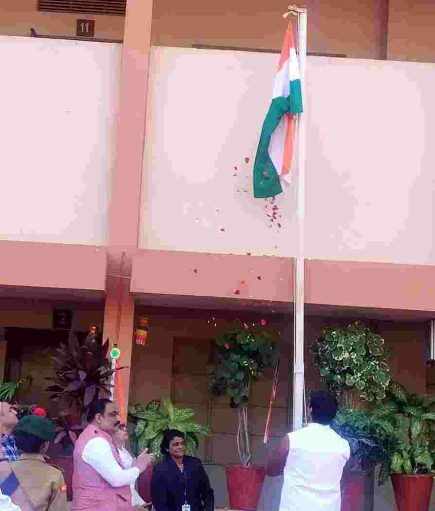 विद्यालय में ध्वजारोहण करते हुए