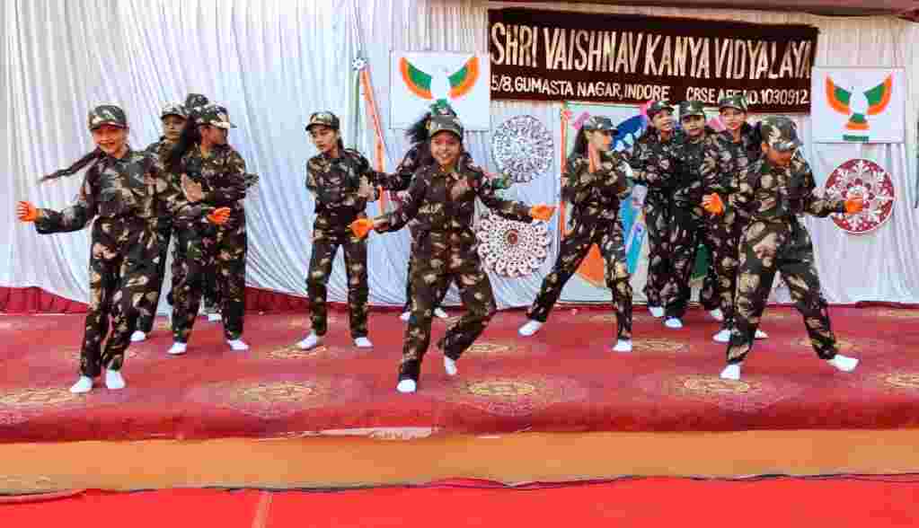 देश भक्ति गीतों पर प्रस्तुति देते हुए बच्चे