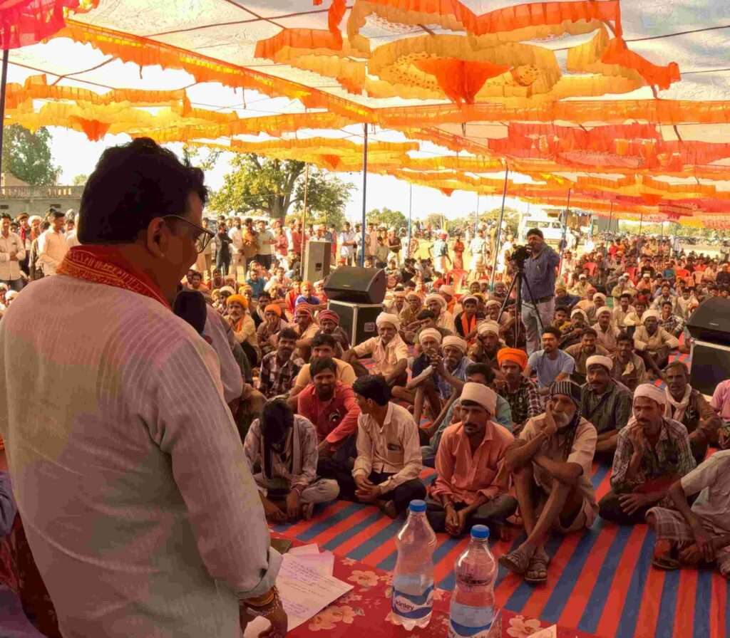 उपस्थित समाजजनों को सम्बोधित करते हुए मंत्री नागर सिंह चौहान