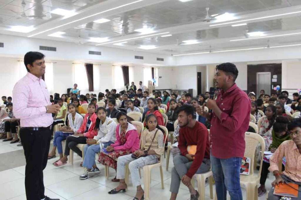 ऑनलाइन दुनिया में भी स्ट्रीट स्मार्ट बनें - प्रो. रावल