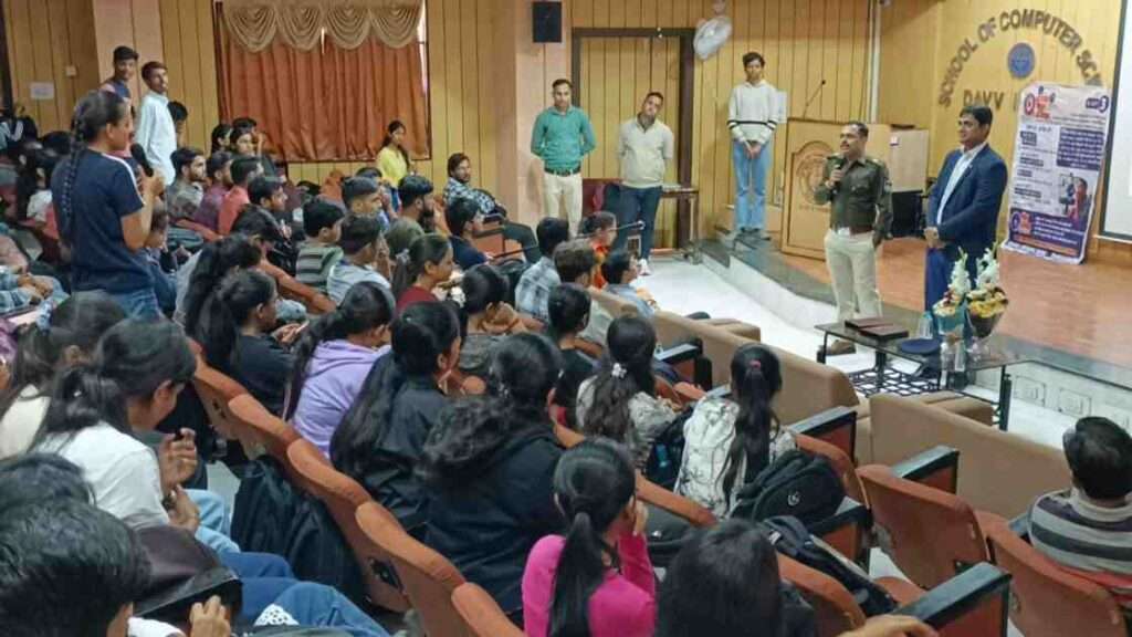 छात्रों के सवाल का जवाब देते हुए उपायुक्त आलोक शर्मा