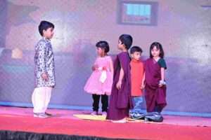 स्कूली बच्चों द्वारा रंगारंग प्रस्तुति दी गई