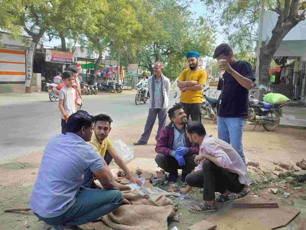 बेसहारा जानवरो के सहारा बने युवा, शेल्टर होम स्थापित करने की मांग की