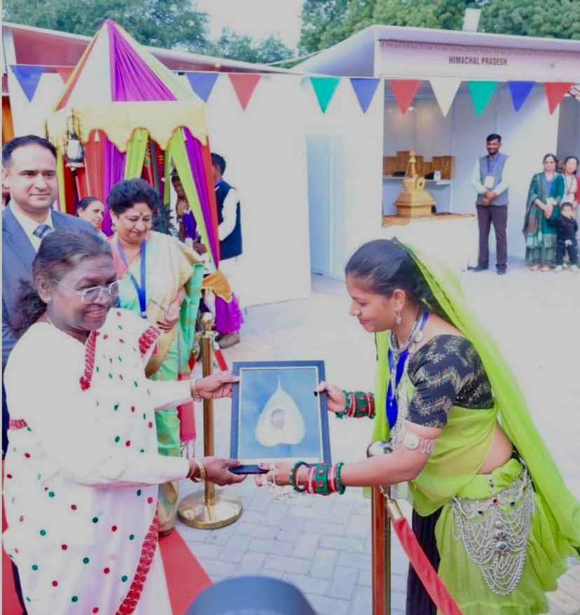 अलीराजपुर की साक्षी भयड़िया राष्ट्रपति को तस्वीर भेंट करते हुए