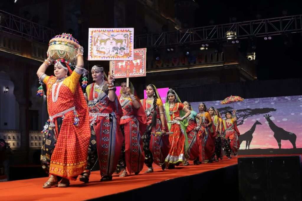 रैंप वॉक करते हुए आदिवासी महिलाएं