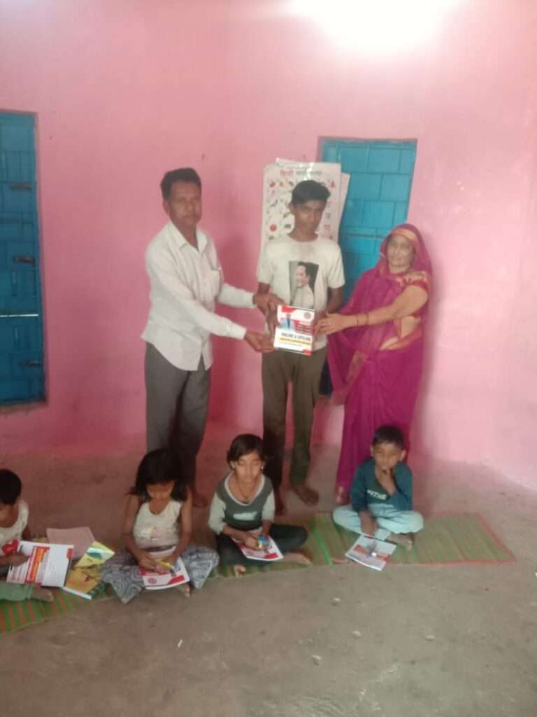 ग्रामीण बच्चों को सुमन फाऊंडेशन इंदौर द्वारा वितरित पुस्तक