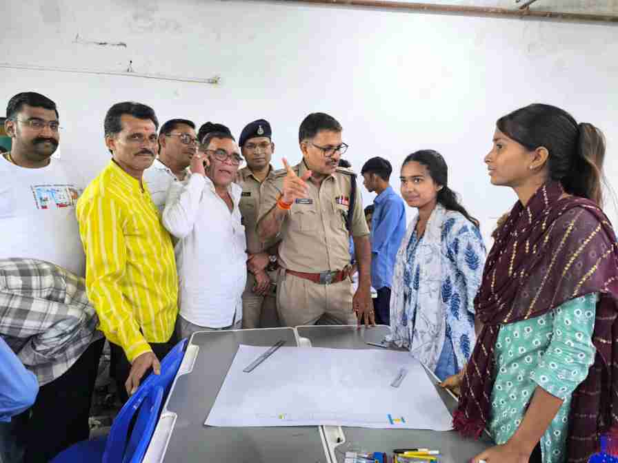 नशे से दूरी है जरूरी जन जागरूकता अभियान अलीराजपुर पुलिस अधीक्षक राजेश व्यास पीएम श्री स्कूल बड़ी खट्टाली