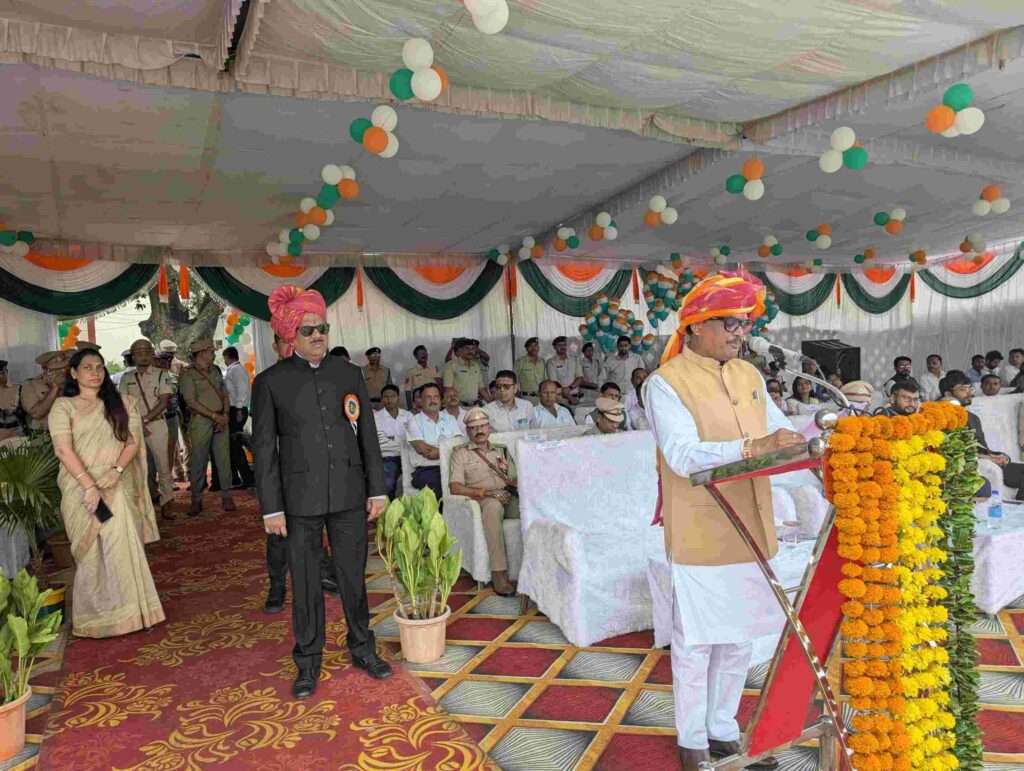 स्वतंत्रता दिवस अलीराजपुर कलेक्टर अरविंद बेडेकर व कैबिनेट मंत्री नागर सिंह चौहान