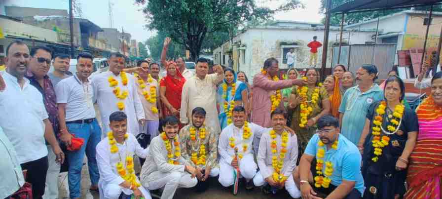 अलीराजपुर चारभुजा नाथ के दर्शन हेतु 20 श्रद्धालुओं का 450 किमी पैदल जत्था रवाना