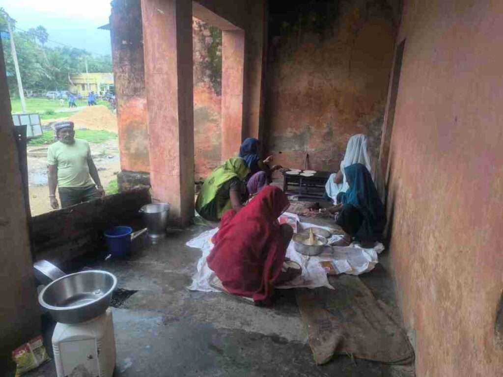 अलीराजपुर पीएमश्री स्कूल बड़ी खट्टाली की हकीकत: खुले में बन रहा मिड-डे मील, बरामदे में बैठकर खाना खा रहे नौनिहाल