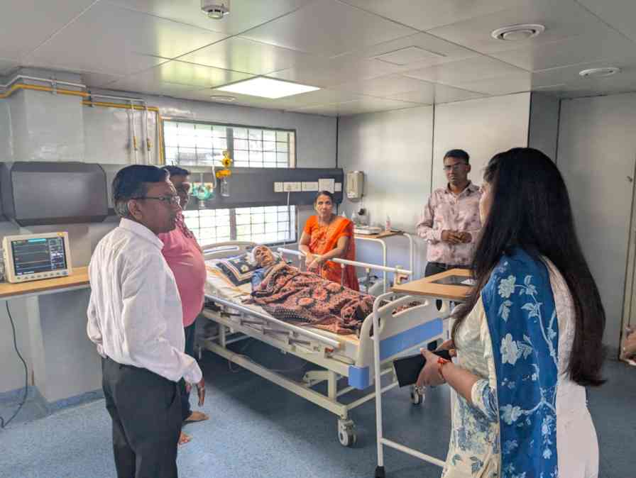 जिला अस्पताल आलीराजपुर में कलेक्टर नीतू माथुर