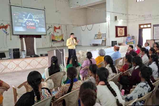 हमारी सतर्कता ही हमें साइबर अपराध से बचाएगी – प्रो. गौरव रावल