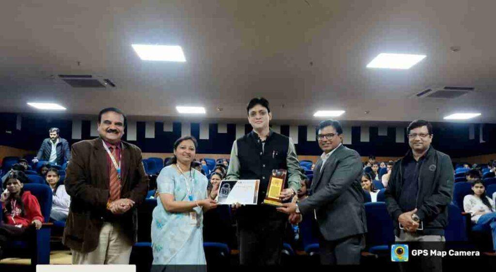 IIMR इंदौर में आयोजित साइबर अपराध जागरूकता सत्र में छात्रों को बताए गए साइबर सुरक्षा के मनोवैज्ञानिक और कानूनी पहलू