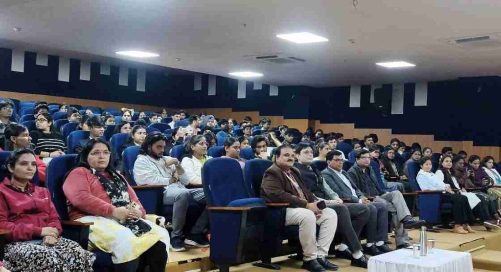 IIMR इंदौर में आयोजित साइबर अपराध जागरूकता सत्र में छात्रों को बताए गए साइबर सुरक्षा के मनोवैज्ञानिक और कानूनी पहलू