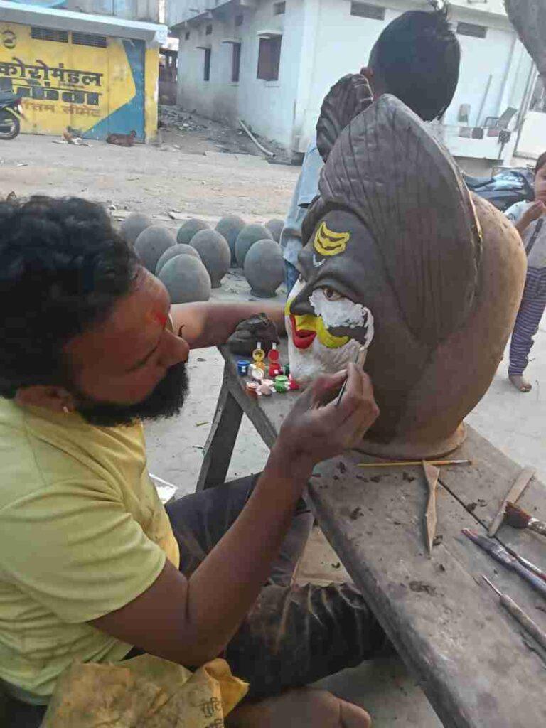 महाशिवरात्रि पर मिट्टी से तैयार भगवान शिव की कलाकृति बनी आकर्षण का केंद्र