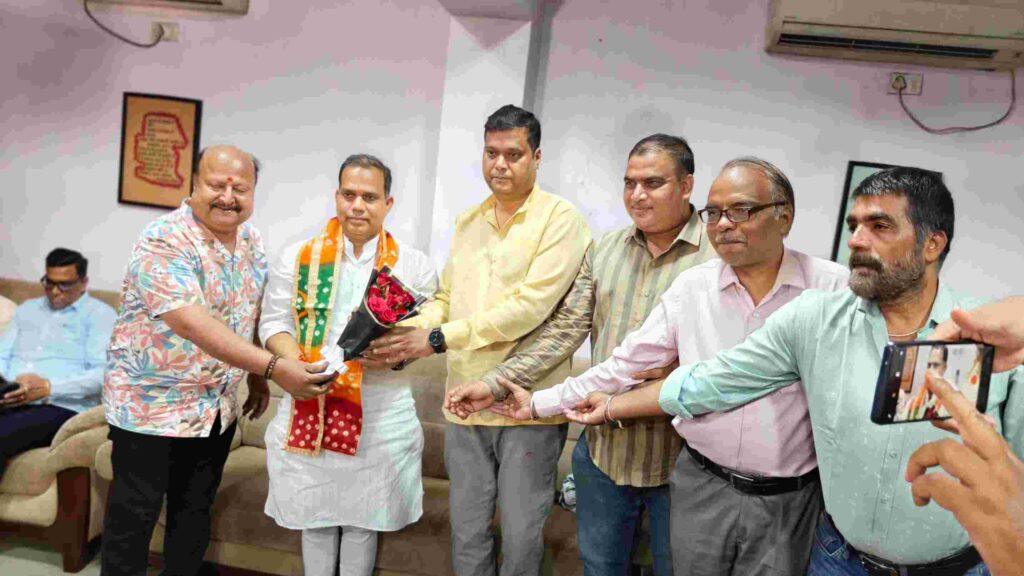 मध्यप्रदेश योग आयोग के नवनियुक्त अध्यक्ष डॉ. राघवेंद्र शर्मा इंदौर प्रेस क्लब प्रेस क्लब स्वागत करते हुवे।