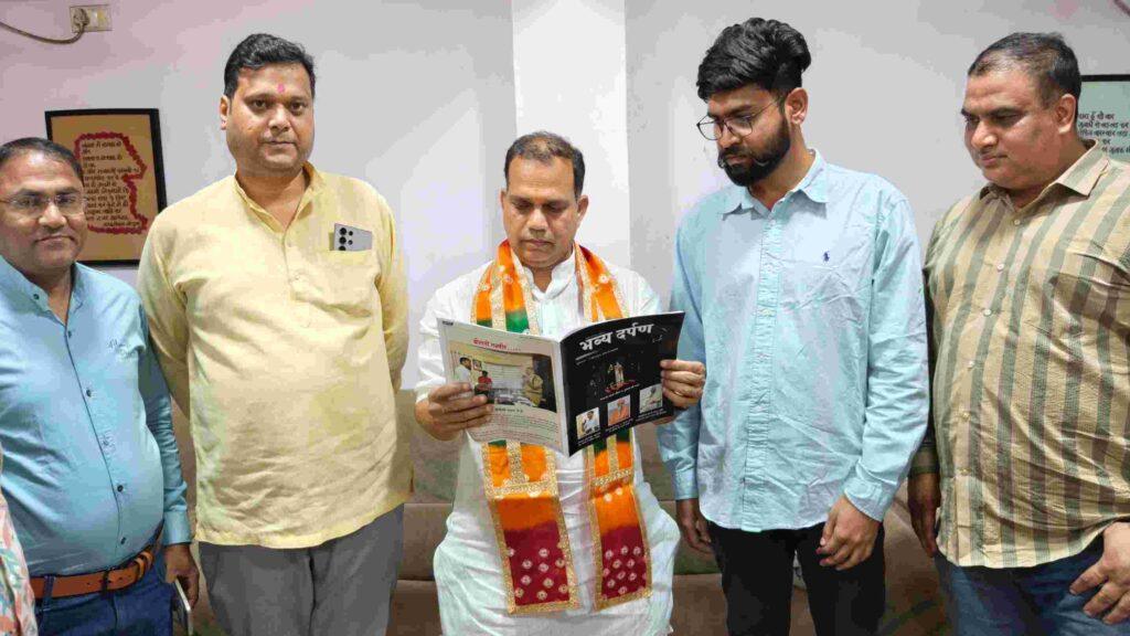 डॉ. राघवेंद्र शर्मा के मध्यप्रदेश योग आयोग के नवनियुक्त अध्यक्ष बनने के उपलक्ष्य में आज उनके इंदौर आगमन पर राष्ट्रीय मासिक पत्रिका भव्य दर्पण की प्रति भेंट कर उनका आत्मीय स्वागत एवं सम्मान किया गया।
इस अवसर पर भव्य दर्पण के संपादक एवं इंदौर प्रेस क्लब अध्यक्ष दीपक कर्दम जी, वरिष्ठ पत्रकार सुदेश तिवारी जी सहित अन्य पत्रकार उपस्थित रहे। सभी ने डॉ. शर्मा को नई जिम्मेदारी के लिए शुभकामनाएं देते हुए उनके सफल कार्यकाल की कामना की।