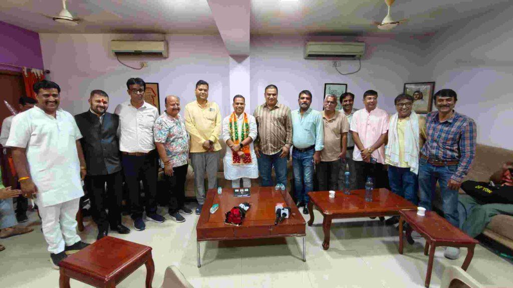 मध्यप्रदेश योग आयोग के नवनियुक्त अध्यक्ष डॉ. राघवेंद्र शर्मा इंदौर प्रेस क्लब पत्रकार साथीगण।