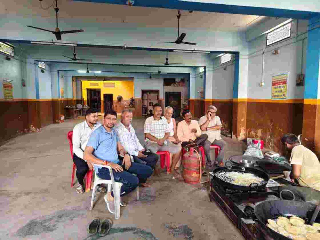 श्री चारभुजानाथ मंदिर, खट्टाली में महोत्सव के लिए पारंपरिक विधि से विशेष महाप्रसाद (रोठ) तैयार करते हुए।