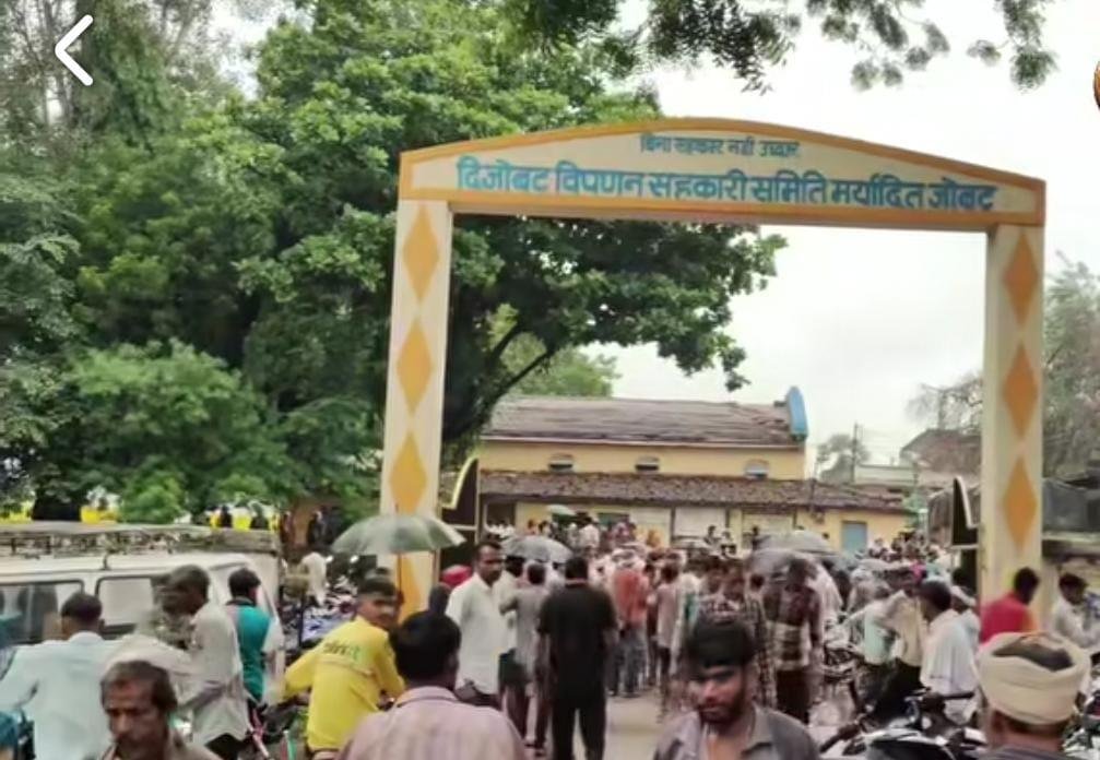 प्रदेश में खाद वितरण शुरू, जोबट केंद्र पर POS मशीन खराब; किसान परेशान