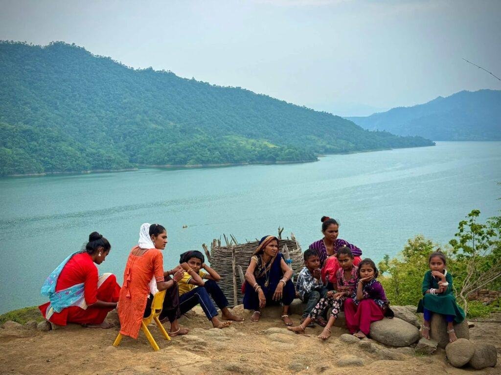 नर्मदा किनारे बसे आंजनबारा की खूबसूरती, पहाड़ों और हरियाली के बीच बसा है गांव