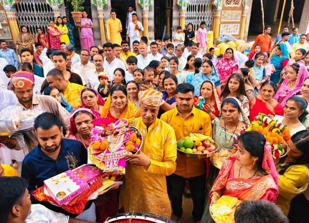 डोल ग्यारस महोत्सव पर श्री चारभुजानाथ जी को वाघे (पोशाक) एवं छप्पन भोग अर्पित करते सिंघाना के जगदीशजी, बद्रीलालजी, मोहनजी, धर्मेंद्र साईं व दाऊ अमनेरिया राठौड़ परिवार तथा बड़ी खट्टाली के ओमप्रकाश राठौड़, निर्मल राठौड़ एवं श्याम राठौड़।