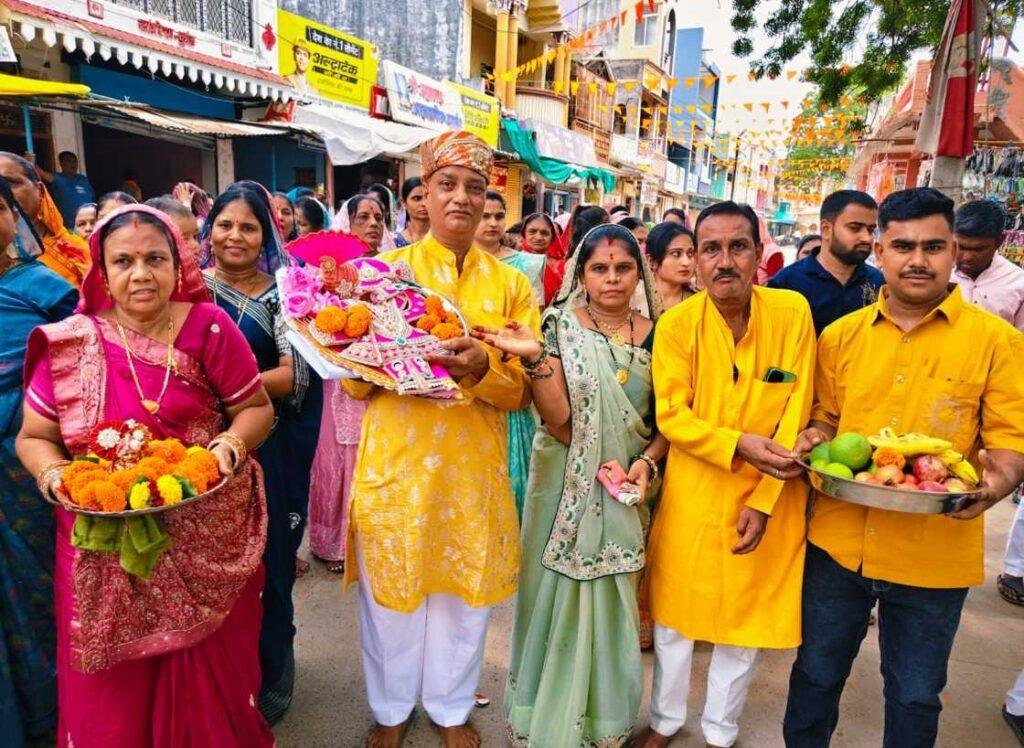 डोल ग्यारस महोत्सव पर श्री चारभुजानाथ जी को वाघे (पोशाक) एवं छप्पन भोग अर्पित करते सिंघाना के जगदीशजी, बद्रीलालजी, मोहनजी, धर्मेंद्र साईं व दाऊ अमनेरिया राठौड़ परिवार तथा बड़ी खट्टाली के ओमप्रकाश राठौड़, निर्मल राठौड़ एवं श्याम राठौड़।