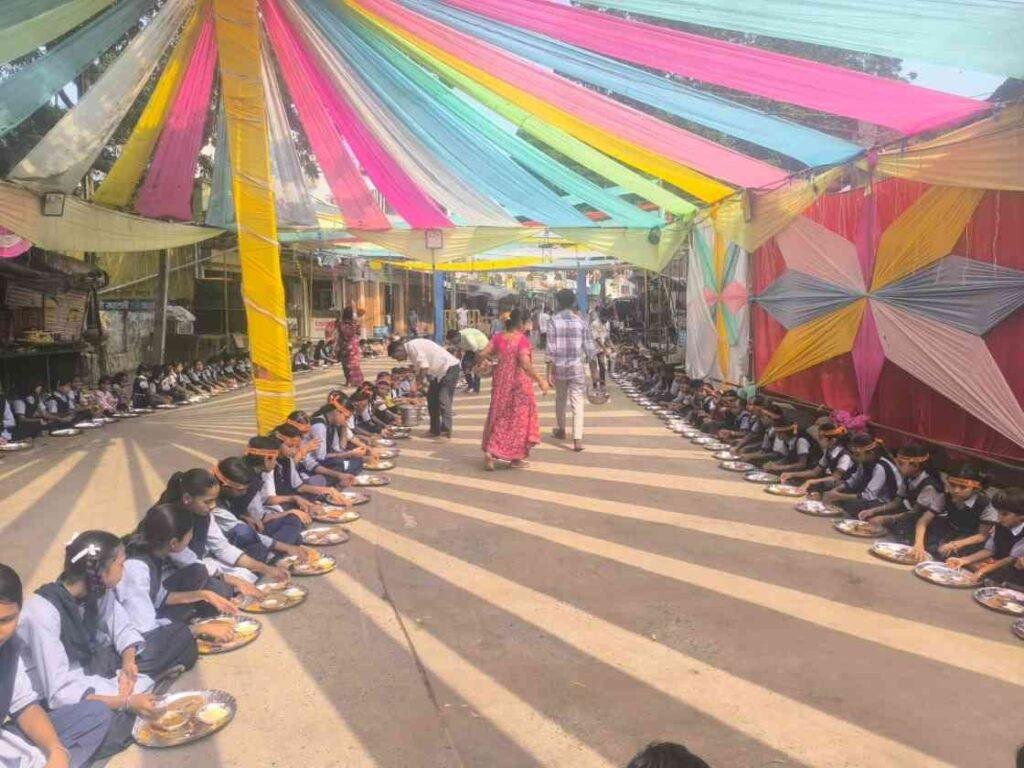 बड़ी खट्टाली अंबे माता मंदिर में सामूहिक कन्या भोज, सैकड़ों कन्याओं ने ग्रहण किया प्रसाद