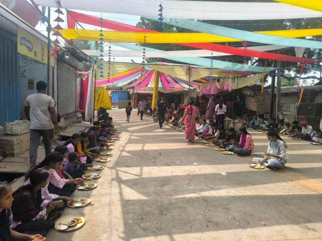 बड़ी खट्टाली अंबे माता मंदिर में सामूहिक कन्या भोज, सैकड़ों कन्याओं ने ग्रहण किया प्रसाद