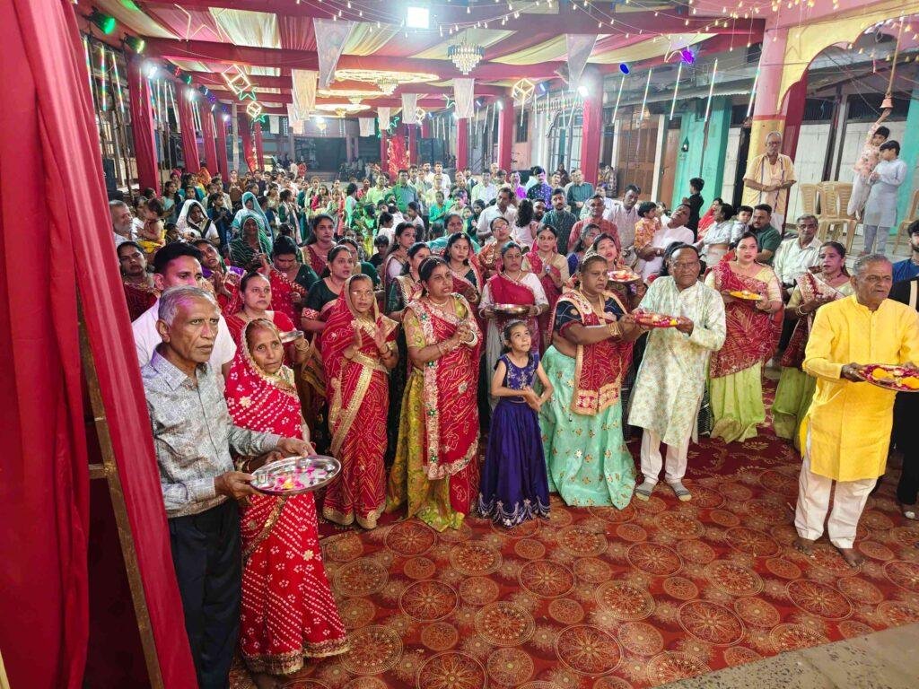 बड़ी खट्टाली महिला मंडल ने किया स्वागत; सप्तमी पर 21 दीपों से हुई महाआरती