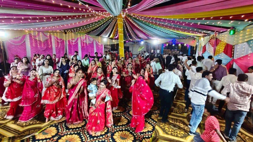 बड़ी खट्टाली महिला मंडल ने किया स्वागत; सप्तमी पर 21 दीपों से हुई महाआरती