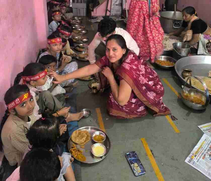 बड़ी खट्टाली अंबे माता मंदिर में सामूहिक कन्या भोज, सैकड़ों कन्याओं ने ग्रहण किया प्रसाद